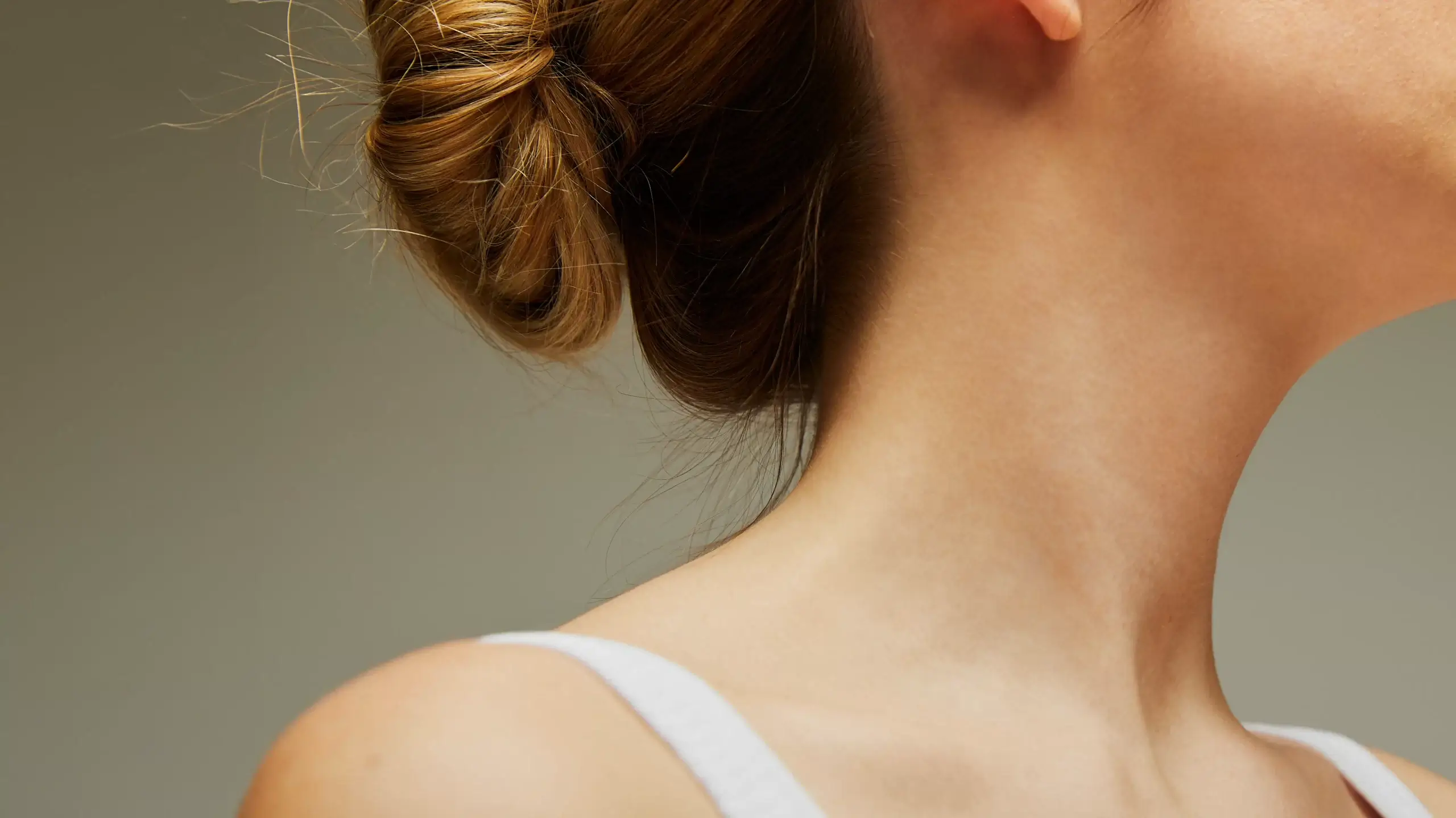 Parte inferiore del viso e collo di una modella, evidenziando i risultati di un lifting facciale e del collo, con pelle pi&ugrave; tesa e tonica, migliorando il contorno del viso e la definizione della linea mandibolare.