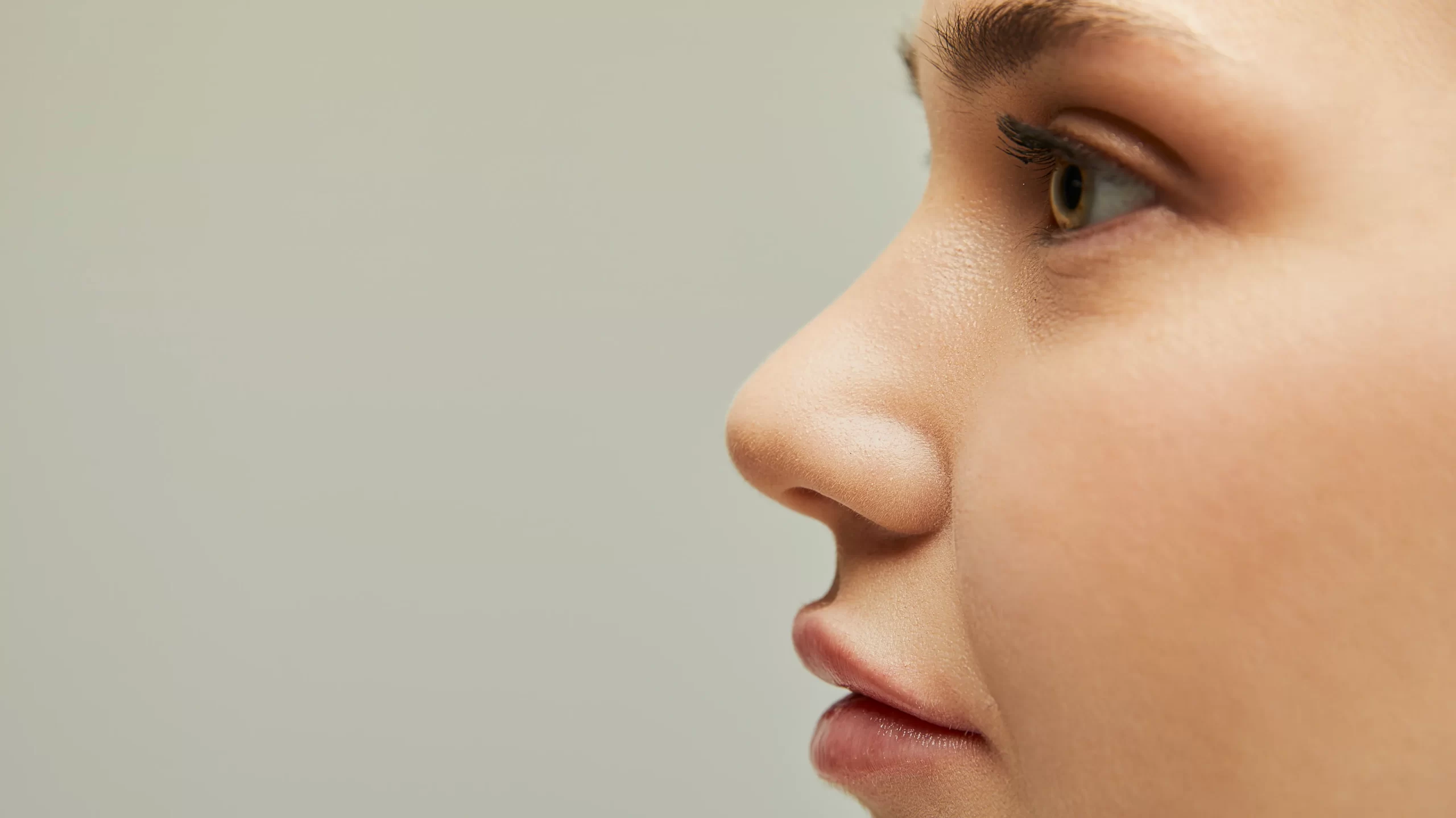 Primo piano del viso di una modella, evidenziando i risultati della rinoplastica, con un naso pi&ugrave; armonioso e proporzionato rispetto alle caratteristiche del viso.