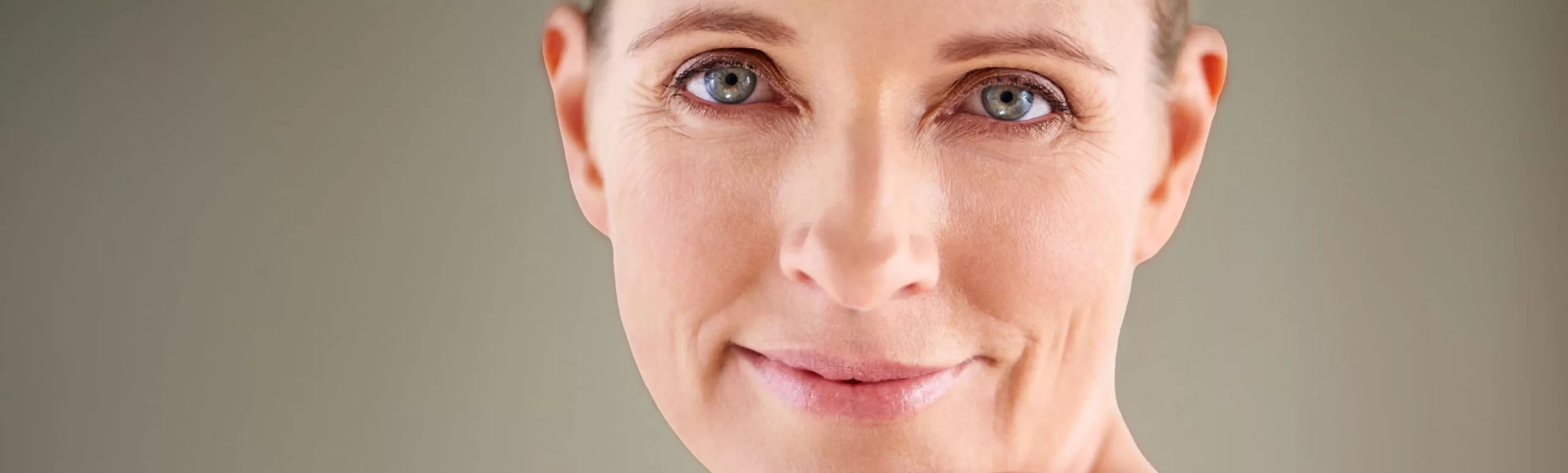 Primo piano del viso di una modella, in cui vengono messi in evidenza i risultati del trattamento Liquid Lifting, con un aspetto più giovane e tonico grazie all'uso di filler e bioristrutturazione che sollevano e definiscono i contorni del viso senza interventi chirurgici