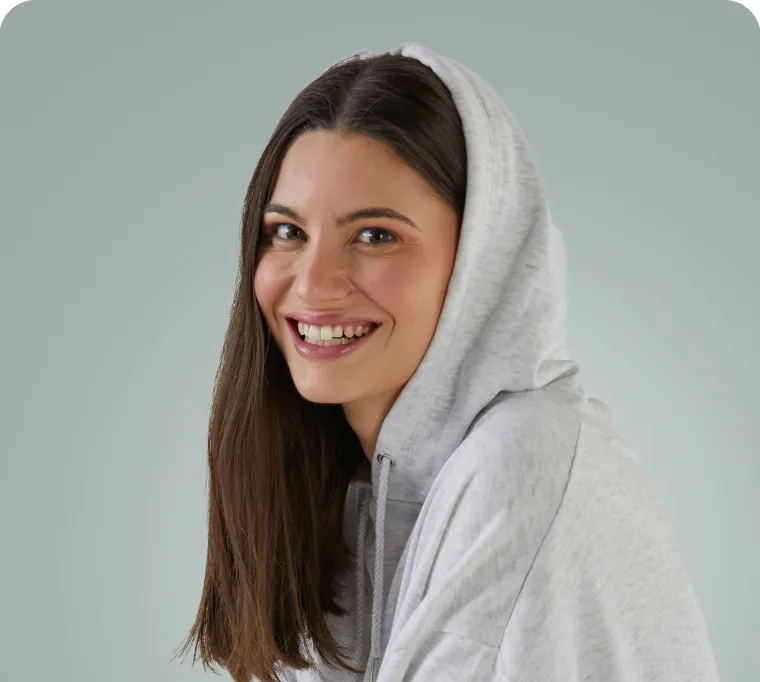 Foto di copertina della sezione community del sito in cui è presente una modella sorridente con i capelli castani e con un cappuccio