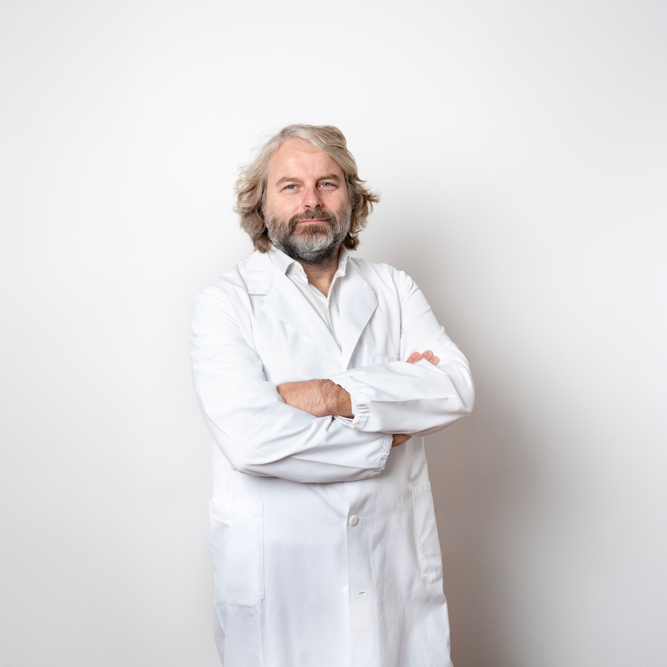 Foto del Dottor Urbano Urbani in camice, chirurgo estetico presso IEI - Istituto Estetico Italiano